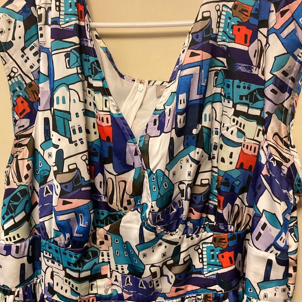 Graphic and vibrant house print dress